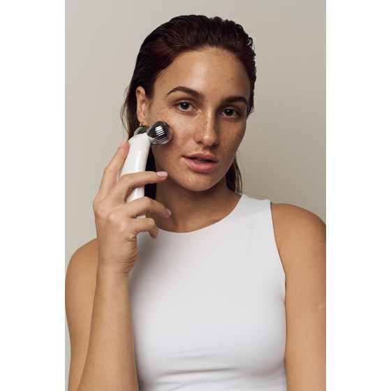 Anti-age uređaj za lice, oči i usne BEEA Beauty Face Gym 3u1, Mikrostruja, EMS i svjetlosna terapija, bijeli